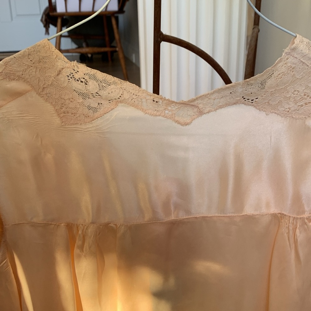 Vintage Sleep Jacket- Soft peachy pink with elegant lace trim- Lovely piece! - Picture 9 of 16